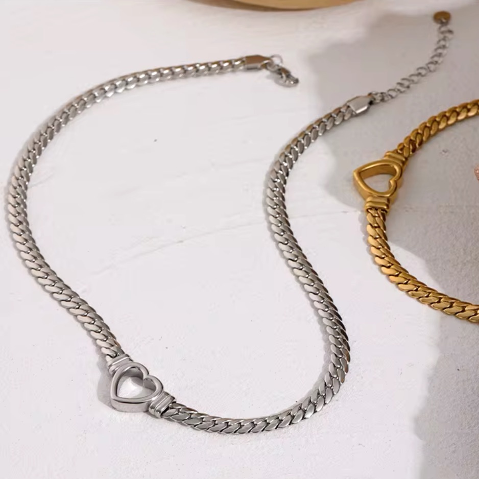 Nwt Gorgeous Heart Chain Necklace In Silver